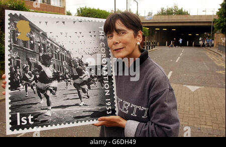 Lorraine Cross, 56, contiene una copia in formato poster di un nuovo francobollo Royal Mail, che è uno dei dieci in vendita. Il francobollo mostra che ha vinto una corsa a Morpeth Street, Bethnal Green, Londra, durante le celebrazioni per l'incoronazione della Regina Elisabetta II nel 1953. Foto Stock