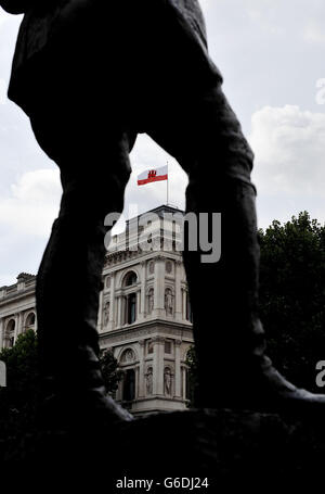 La bandiera di Gibilterra, vista attraverso le gambe di Field Marshall, il Visconte Alanbrooke, sorvola l'Ufficio degli Esteri a Whitehall, Londra, durante la Giornata Nazionale di Gibilterra, commemorando l'anniversario del primo referendum sul territorio d'oltremare sulla cittadinanza britannica. Foto Stock