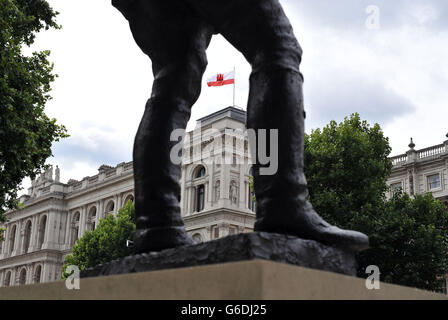 La bandiera di Gibilterra, vista attraverso le gambe di Field Marshall, il Visconte Alanbrooke, sorvola l'Ufficio degli Esteri a Whitehall, Londra, durante la Giornata Nazionale di Gibilterra, commemorando l'anniversario del primo referendum sul territorio d'oltremare sulla cittadinanza britannica. Foto Stock