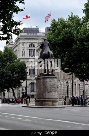 La bandiera di Gibilterra (a sinistra) vola accanto alla bandiera dell'Unione, sopra l'Ufficio degli Esteri di Whitehall, Londra, durante la Giornata Nazionale di Gibilterra, commemorando l'anniversario del primo referendum del territorio d'oltremare sulla cittadinanza britannica. Foto Stock