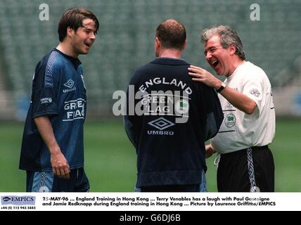 25-MAG-96. Inghilterra formazione a Hong Kong. Terry Venables ha una risata con Paul Gascoigne e Jamie Redknapp durante l'allenamento in Inghilterra a Hong Kong. Foto di Laurence Griffiths/EMPICS Foto Stock