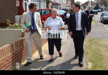 Il primo ministro scozzese Jack McConnell (a destra) tournée nella zona di Slade Green del Kent, per esaminare come la zona ha affrontato i problemi di comportamento anti-sociale. * accompagnando il ministro sono Cllr Chris Ball (a sinistra), presidente del partenariato per la sicurezza della comunità per il consiglio distrettuale di Bexley e Jill Davies del forum verde Slade, dire al ministro come si occupano dei loro problemi nella zona. Foto Stock