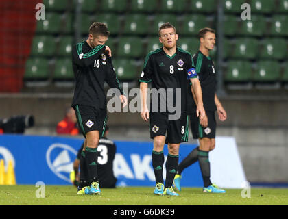 Oliver Norwood (a sinistra) e il capitano Steven Davis (al centro) dell'Irlanda del Nord si sono opposti dopo aver ceduto un gol da Aurelien Joachim, lussemburghese, durante la partita di qualificazione della Coppa del mondo FIFA all'Estade Josy Barthel, Lussemburgo. Foto Stock