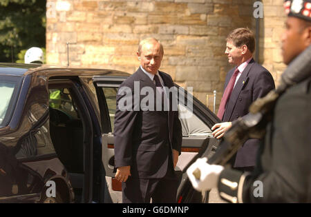 Il presidente russo Vladimir Putin arriva al Palazzo di Holyrood House a Edimburgo, per un pranzo privato. Mentre l'entourage del presidente Putin passava attraverso le porte, un protestante si gettò di fronte alla macchina del presidente. * il dimostratore, che gridava slogan che attaccavano la guerra in Cecenia, è stato lottato sul campo da ufficiali di polizia e portato via per interrogare. Foto Stock
