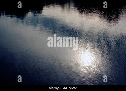 Vista aerea del sole riflesso increspature dell'acqua in un lago Foto Stock