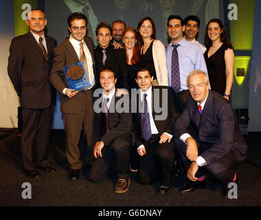 Il team London Jewish News, con il premio Free Newspaper of the Year consegnato da Patrick Breen (a sinistra) della Royal Mail e Jon Snow (davanti, a destra) ai Regional Press Awards 2003 che si sono tenuti all'hotel Hilton in Park Lane a Londra. Foto Stock