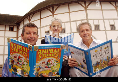 Da sinistra - Autori Tony Hawks, Jacqueline Wilson e George Layton al Globe Theatre di Shakespeare a Londra, per il rilancio del concorso di scrittura online write4GOSH per i giovani. * il concorso, gestito dalla Great Ormond Street Hospital Children's Charity, è il primo e unico a premiare i bambini scrivendo per i bambini. Il tema di quest'anno è quello di scrivere una storia per rallegrare un bambino in ospedale, con il concorso a partire dal www.write4gosh.nhs.uk. Foto Stock