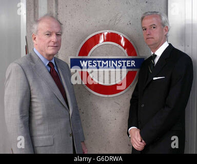 Bob Kiley, commissario responsabile dei trasporti di Londra (a sinistra) e Tim o'Toole, direttore generale della metropolitana di Londra, sulla piattaforma della stazione metropolitana di Westminster. * erano lì per celebrare la consegna formale, da mezzanotte stasera, della gestione della metropolitana dal governo ai trasporti per Londra. Foto Stock