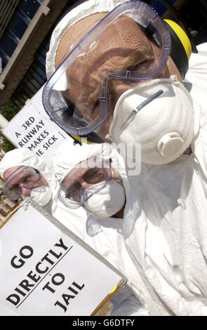 Rappresentanti di HAGAN Clearskies e del 'No Third Runway group', protestano fuori dal Queen Elizabeth II Centre di Londra, dove British Airways sta attualmente tenendo il suo AGM. * il gruppo vestito con maschere a gas e caldaietta per evidenziare il fatto che se la terza pista proposta dovesse essere costruita a Heathrow, i livelli di inquinamento aumenteranno al di sopra dei limiti legali dell'UE. Foto Stock