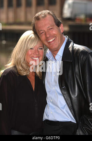 Attore Leslie Grantham con l'attrice Letitia Dean durante una fotocellula per introdurre il ritorno del suo personaggio 'Dirty Den', alla BBC SOAP Eastenders, ad Alperton, Londra. Grantham lasciò il programma nel 1989. Foto Stock