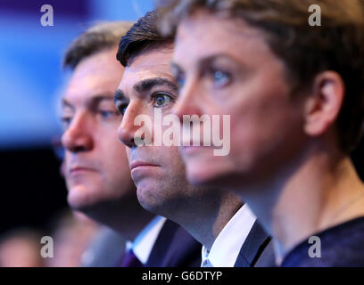 (Da sinistra a destra) il cancelliere ombra ed Balls, il segretario di salute ombra Andy Burnham e il segretario di casa ombra Yvette Cooper ascoltano il discorso di Harriet Harman alla conferenza annuale del Partito laburista a Brighton, East Sussex. Foto Stock