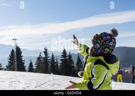 Sci e scorrevole, tempo in inverno le montagne Tatra. Foto Stock