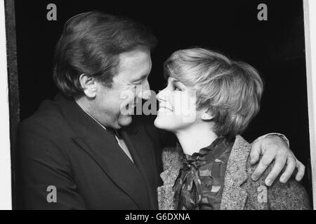 Il presentatore della TV David Frost e l'attrice Lynne Frederick, la vedova di Peter Sellers, posano alla porta del cottage di Frost a East Bridge dopo la loro cerimonia segreta di nozze ieri nel vicino villaggio di Theberton. Foto Stock