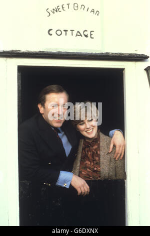 Il presentatore della TV David Frost e l'attrice Lynne Frederick, la vedova di Peter Sellers, posano alla porta del cottage di Frost a East Bridge dopo la loro cerimonia segreta di nozze ieri nel vicino villaggio di Theberton. Foto Stock