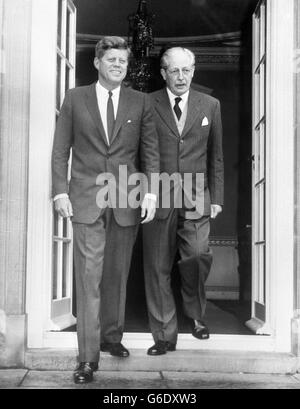 Il primo ministro Harold Macmillan (a destra) e il presidente americano John F Kennedy dopo aver interrotto i loro colloqui informali a Birch Grove, la casa del Premier Sussex, per incontrare i fotografi. Il presidente, che ha volato dall'Irlanda per colloqui informali con Macmillan durante il suo attuale viaggio in Europa, parte per l'Italia. Foto Stock