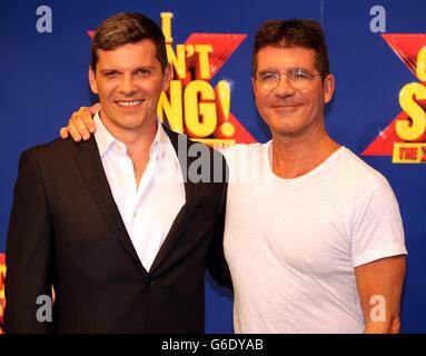 Nigel Harman che suona Simon Cowell e Simon Cowell in una foto-chiamata al RADA a Londra per lanciare il X Factor Musical 'i Cant sing'. Foto Stock