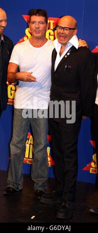 Simon Cowell e Harry Hill in una telefonata al RADA di Londra per lanciare l'X Factor Musical "i Cant sing". Foto Stock