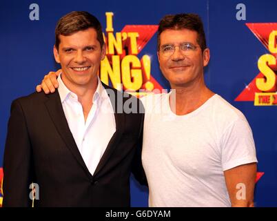 Nigel Harman che suona Simon Cowell e Simon Cowell in una foto-chiamata al RADA a Londra per lanciare il X Factor Musical 'i Cant sing'. Foto Stock