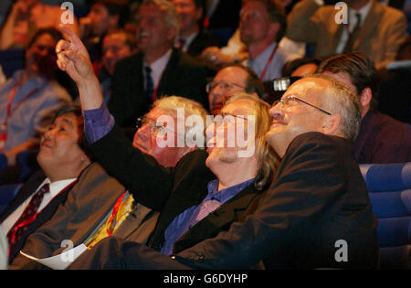 John Credland (a sinistra) Colin Pillinger e Lord Sainsbury (a destra) guardando la trasmissione in diretta del razzo che porta il Beagle2 al decollo durante il partito ufficiale britannico di lancio di Beagle 2, il BT Centre di Londra. Foto Stock