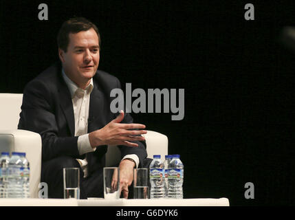 Il Cancelliere dello scacchiere George Osborne fa gesti mentre partecipa a una conversazione sulla fase principale all'evento di codifica informatica del Campus Party al 02 di Londra. Foto Stock