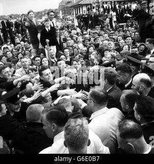 Le mani desiderose si allungano fuori per salutare IL PRESIDENTE DELL'America JOHN F. KENNEDY mentre visita New Ross, Co. Wexford. A Dunganstown, New Ross, è l'ex casa del suo bisnonno, emigrato in America nel 1850. Il Presidente Kennedy sta facendo una visita di tre giorni nella Repubblica d'Irlanda prima dei suoi colloqui con il Sig. Harold Macmillan a Birch Grove . 27 giugno 1963 PAR 103890-9 PAR 103890-9 (SHE-G) Foto Stock