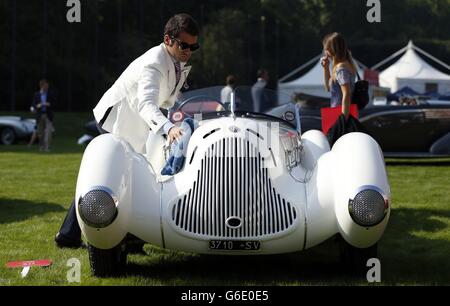 Il proprietario di un Alfa Romeo 6C 1931 1750 Gran Sport Aprile Spider corsa luciderà la sua auto dopo averla messa in mostra all'apertura del St James's Concours of Elegance Classic Car Event al Marlborough House Gardens a St James's, Londra. Foto Stock