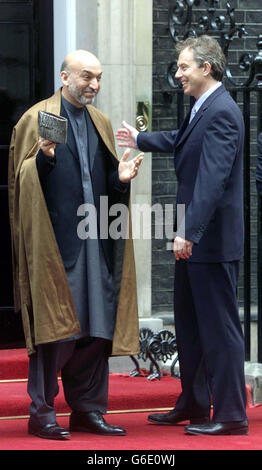 Il presidente afgano Hamid Karzai si avvicina al primo ministro britannico Tony Blair in vista dei colloqui di Downing Street. Foto Stock