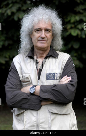 Il chitarrista regina Brian May a Newent, Gloucestershire, dove si incontra con gruppi contrari al cull tasso. Foto Stock