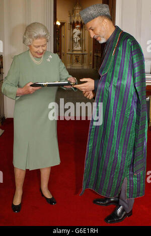 La Regina Elisabetta II riceve il Presidente dello Stato islamico transitorio dell'Afghanistan, il Presidente Hamid Karzai al Castello di Windsor, dove gli ha presentato le insegne della GCMG (Gran Croce di Cavaliere dell'Ordine di San Michele e San Giorgio). Foto Stock