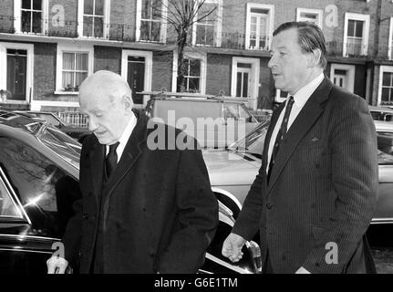 'Gubby' Allen (a sinistra), 86, vicepresidente della MMC, e segretario Lt col John Stephenson al funerale per Middlesex e per il cricketer Wilf Slack in Inghilterra, presso la Kensington Temple Church a Londra, Notting Hill Gate. Foto Stock