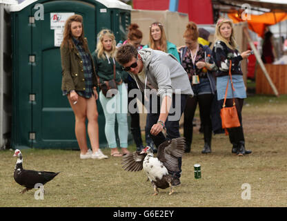 Festival Goers a Bestival, che si tiene al Robin Hill Country Park sull'Isola di Wight. Foto Stock