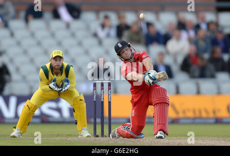 L'inglese Jos Buttler esce dal bowling OIF Australia's Fawad Ahmed, durante il secondo One Day International all'Old Trafford Cricket Ground, Manchester. Foto Stock