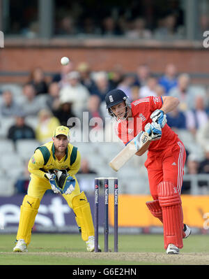 L'inglese Jos Buttler esce dal bowling OIF Australia's Fawad Ahmed, durante il secondo One Day International all'Old Trafford Cricket Ground, Manchester. Foto Stock