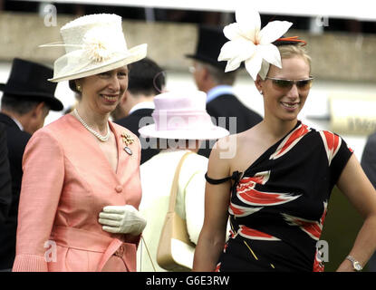 Zara Phillips si trova accanto alla madre, la principessa Anne, nella recinzione del vincitore al Royal Ascot. Sia Zara che la Principessa reale avevano guardato il cavallo della Regina verso destra finire terzo nella regina Anna Stakes. Foto Stock