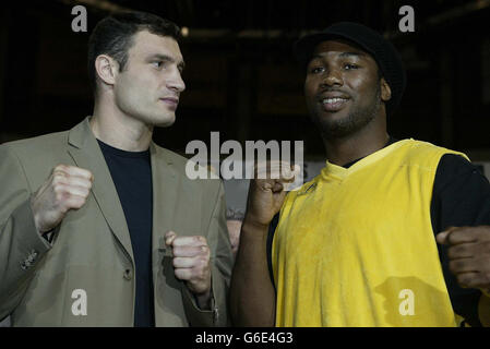 Il campione del mondo di boxe pesi massimi Lennox Lewis (a destra) si alza con lo sfidante ucraino vitali Klitschko alla testa della conferenza stampa allo Staples Center di Los Angeles prima del loro but del titolo pesi massimi mondiali. Foto Stock