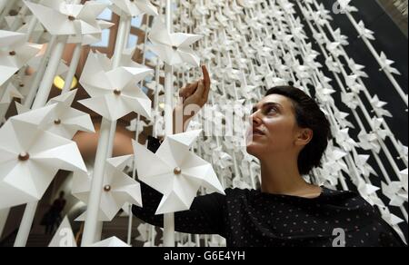 La designer Najla El Zein con il suo lavoro 'Wind Portal' in mostra per il London Design Festival 2013 al V&A Museum di Londra. Foto Stock