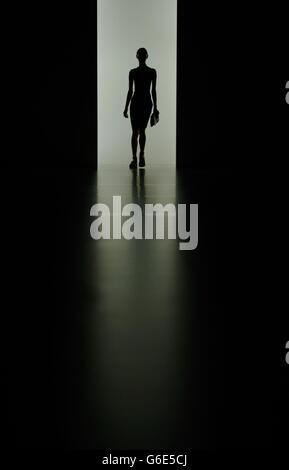 Un modello sulla passerella durante lo spettacolo Christopher Raeburn alla Somerset House, nel centro di Londra, il primo giorno della London Fashion Week 2013. Foto Stock