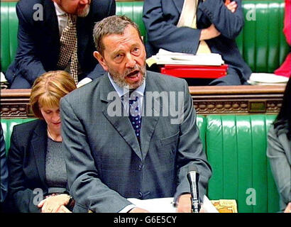 Screen grab del Segretario della Casa David Blunkett che parla alla Camera dei Comuni, Londra per quanto riguarda la violazione della sicurezza al 21 ° compleanno del Principe William festa nel fine settimana. * Blunkett ha detto ai Comuni che, a nome del governo e della Camera, voleva esprimere il suo profondo rammarico alla Famiglia reale per la violazione della sicurezza di sabato al Castello di Windsor Foto Stock