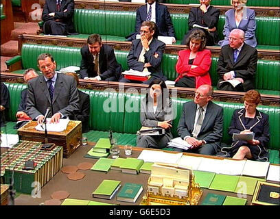 Screen grab del Segretario della Casa David Blunkett che parla alla Camera dei Comuni, Londra per quanto riguarda la violazione della sicurezza al 21 ° compleanno del Principe William festa nel fine settimana. * Blunkett ha detto ai Comuni che, a nome del governo e della Camera, voleva esprimere il suo profondo rammarico alla Famiglia reale per la violazione della sicurezza di sabato al Castello di Windsor Foto Stock