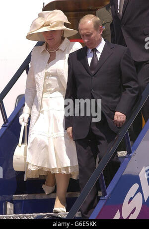 Il presidente russo Vludimir Putin e sua moglie Lyudmila arrivano all'aeroporto di Heathrow, Londra, dove sono stati incontrati dal principe di Galles all'inizio della loro visita di stato. E' la prima visita di stato di un leader russo dai tempi degli zar. Foto Stock