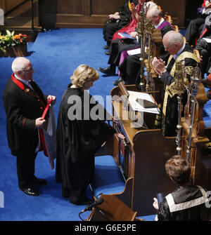 Hillary Clinton ha ricevuto una laurea honoris dal Cancelliere dell'Università di St Andrews Menzies Campbell (a destra) durante una cerimonia all'Università di St Andrews. Foto Stock