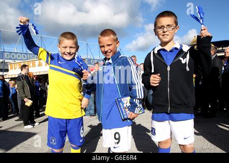 Calcio - Barclays Premier League - Everton / Chelsea - Goodison Park. Giovani fan di Everton prima del calcio d'inizio Foto Stock