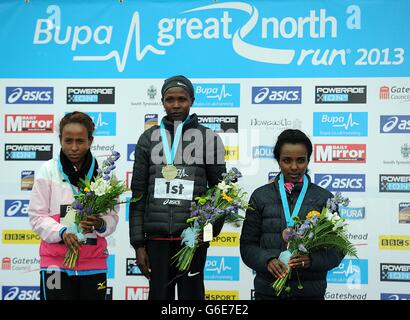 Prisca Jeptoo (centro) del Kenya celebra la vittoria della corsa Elite delle Donne La Grande North Run del 2013 davanti al Meseret Devfar dell'Etiopia (A sinistra) che è venuto secondo e Tirunesh Dibaba dell'Etiopia che è venuto terzo Foto Stock
