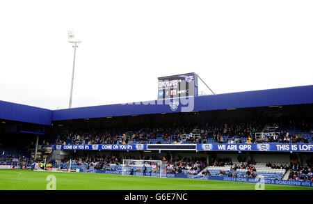 Calcio - Campionato Sky Bet - Queens Park Rangers / Birmingham City - Loftus Road. Vista generale dei tifosi di Birmingham negli stand di Loftus Road Foto Stock