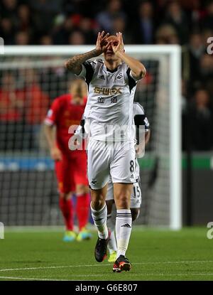 Jonjo Shelvey di Swansea City festeggia il punteggio dei compagni di squadra dopo aver segnato il suo sides primo obiettivo del gioco Foto Stock