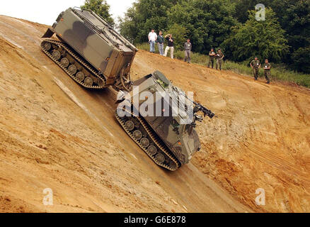 Il veicolo Viching, interamente corazzato, scende lungo una pista 1-in-1 alla Defense Vehicle Dynamics 2003, una delle più grandi mostre di veicoli specializzati in Europa, che si tiene a Milbrook, Bedfordshire. * il vichingo, che viene chiamato dai Royal Marines, è il primo veicolo corazzato per il trasporto di truppe ed è stato personalizzato specialmente per le loro esigenze uniche. L'esercito britannico ha preso la consegna del suo primo vichingo oggi sotto un contratto di oltre 60 milioni di euro negoziato dal Ministero della Difesa. Il Viking è un veicolo corazzato, anfibio, per tutti i terreni, in grado di funzionare ovunque nel mondo da Foto Stock