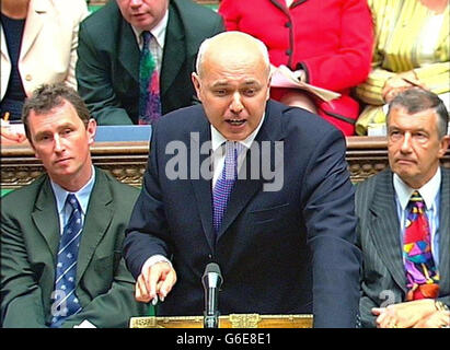 Schermata di leader dell'opposizione, Iain Duncan Smith, che parla alla Camera dei Comuni di Londra durante le interrogazioni del primo Ministro. Foto Stock