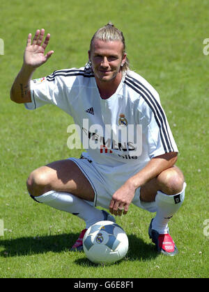 David Beckham del Real Madrid si trova nella sua nuova divisa presso il campo di allenamento del club, il Pebellon Raimundo Saorta Stadium di Madrid. Foto Stock