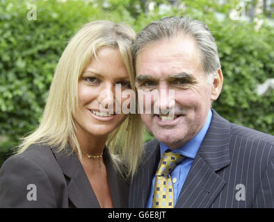La leggenda del calcio George Best con sua moglie Alex, presso la Casa del Parlamento di Londra, dove hanno contribuito a lanciare un nuovo gruppo di parlamentari attirando l'attenzione sulle malattie epatiche. * il gruppo di epatologia dei deputati all-partitico è guidato da Tory David Amess e da Helen Clark del Labor e si impegna a promuovere la consapevolezza delle malattie epatiche e a ridurre il numero di morti annue di 7,500. Di recente è stato sottoposto a trapianto di fegato. 20/07/03 George Best raccontò del ceppo che il suo rinnovato bere aveva messo sul suo matrimonio con la moglie Alex. La stella di 57 anni, l’ex Manchester United e l’Irlanda del Nord, ha detto al Mail domenica Foto Stock