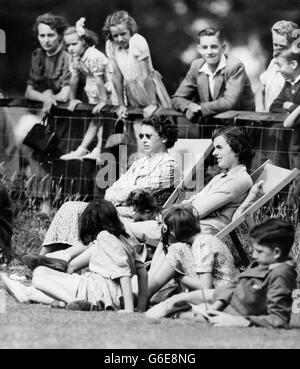 Gli spettatori interessati nelle sedie a sdraio presso il campo da cricket del villaggio di Mersham-le-Hatch, vicino ad Ashford, Kent, sono la principessa Elizabeth (a sinistra) e Lady Brabourne. Stanno guardando i loro mariti giocare per la squadra di Mersham in una partita contro il vicino villaggio di Aldington. Il duca di Edimburgo aveva un breve inning - era fuori gamba prima di wicket fuori dalla prima palla che ricevesse, ma quando il bowling stesso prese due wickets. Lord Brabourne era il custode del cricket di Mersham. La Principessa e il Duca stanno trascorrendo il week-end come ospiti di Lord e Lady Brabourns a Mersham. Foto Stock
